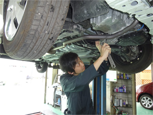 車の底を点検する様子